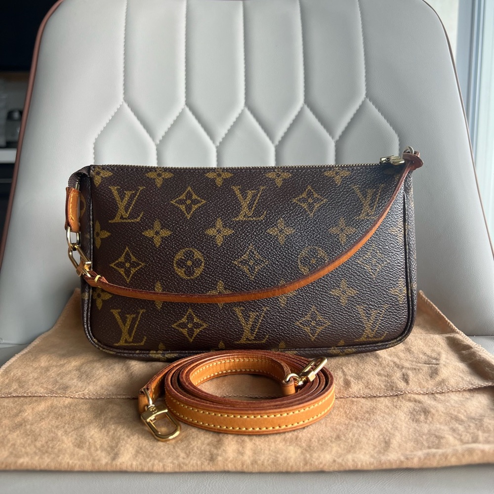 ❌❌SOLD❌❌

Louis Vuitton Pochette Accessories with Long strap